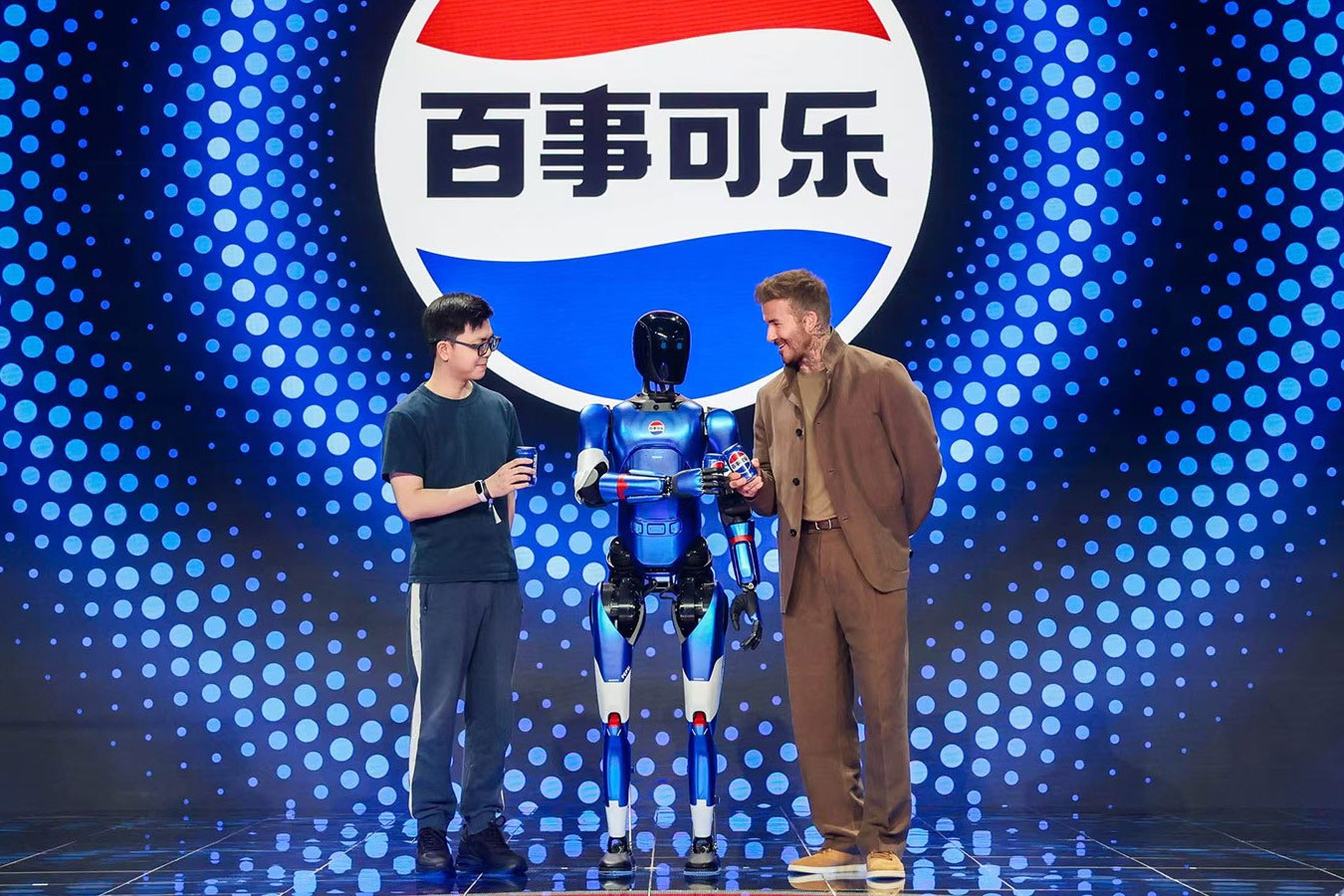今年会·jinnianhui官方网站
机器人携手百事中国共创“百事蓝宝” 共燃渴望新章